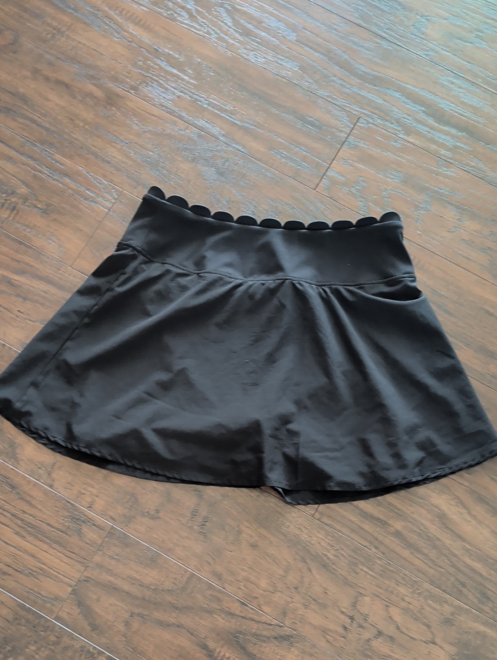Kensie Black Scallop-Waist Skort